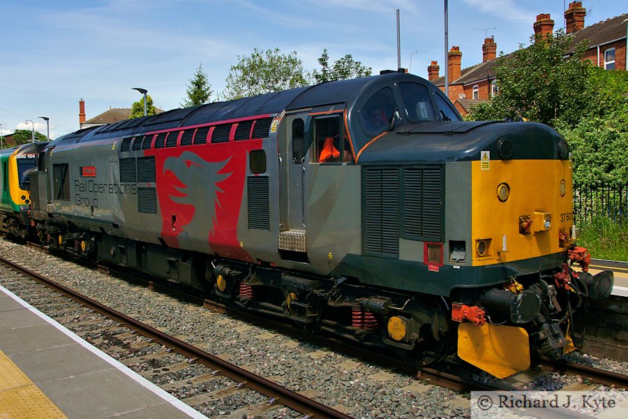 Rail Operations Group class 37 Diesel no. 37601 "Perseus" passes through Evesham
