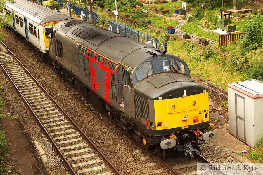 Rail Operations Group/Europhoenix Class 37 Diesel no. 37884 passes through Evesham, Worcestershire