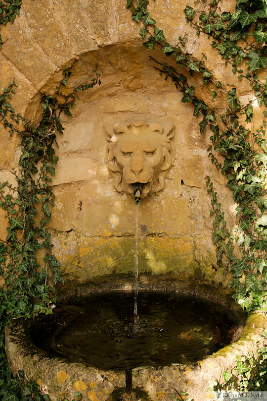 Fountain, The Courtyard, Hidcote Manor Garden, Gloucestershire