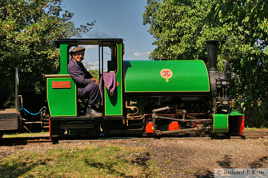 Kirklees Light Railway (Whistlestop Valley) "Badger" heads for Country Park Halt, Evesham Vale Light Railway Gala 2023