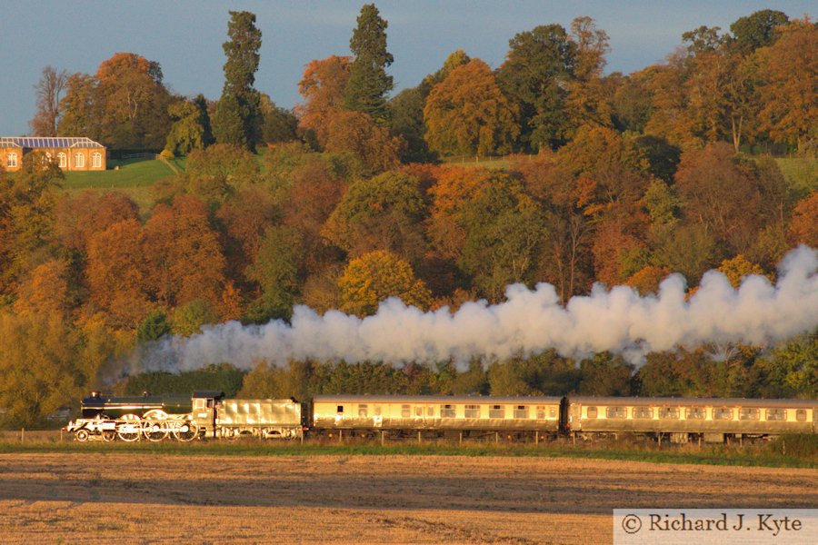 GWR Castle Class no. 5043 Earl of Mount Edgcumbe heads away from Evesham with the Cotswold Explorer Railtour