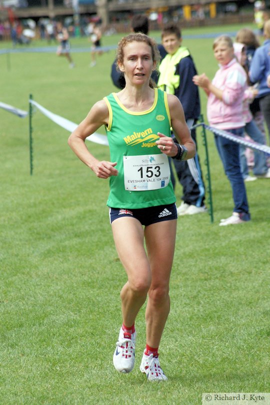 Runner 153 :  Emma Gooderham, Evesham Vale 10K Race 2009