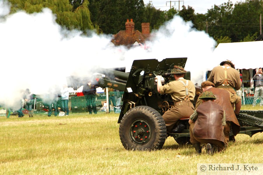 25-pound Gun fires, Wartime in the Vale 2015