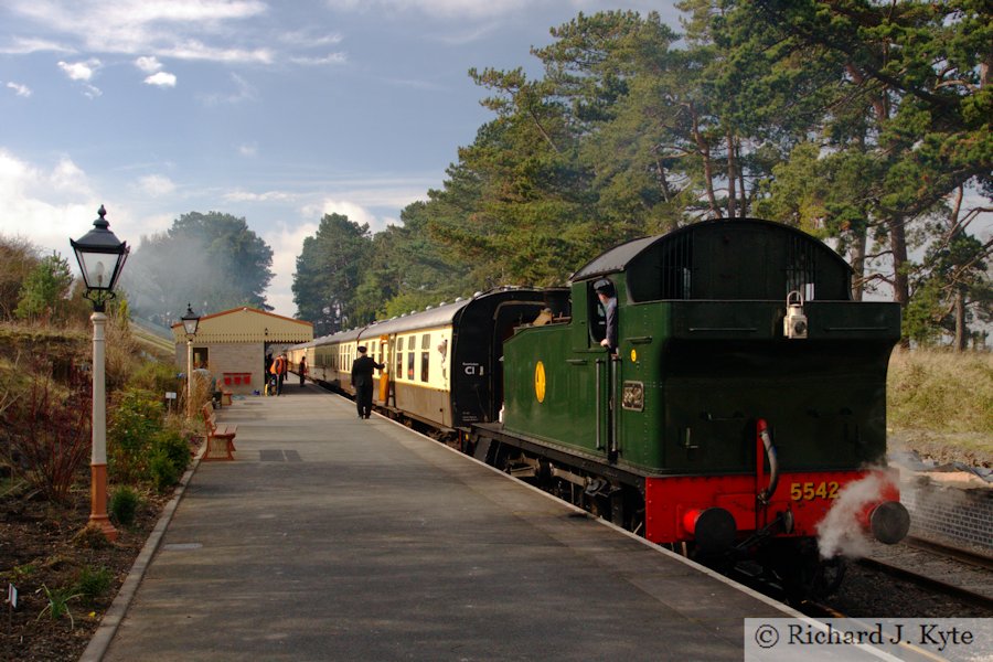 GWR 4575 class no. 5542 awaits departure from Cheltenham Racecourse, Gloucestershire Warwickshire Railway