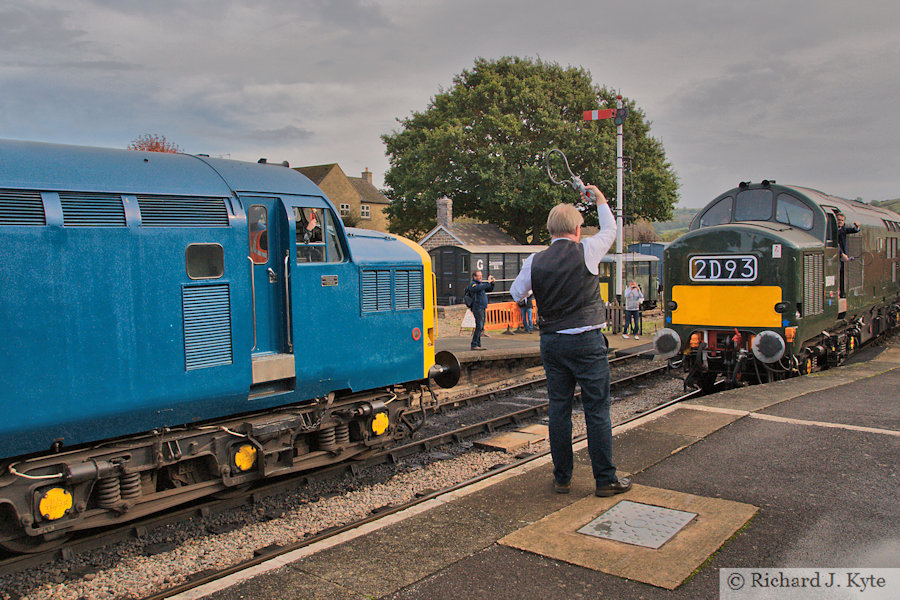 Class 37 Diesels D6948 and 37215 cross at Winchcombe, Gloucestershire Warwickshire Railway Autumn Showcase 2023
