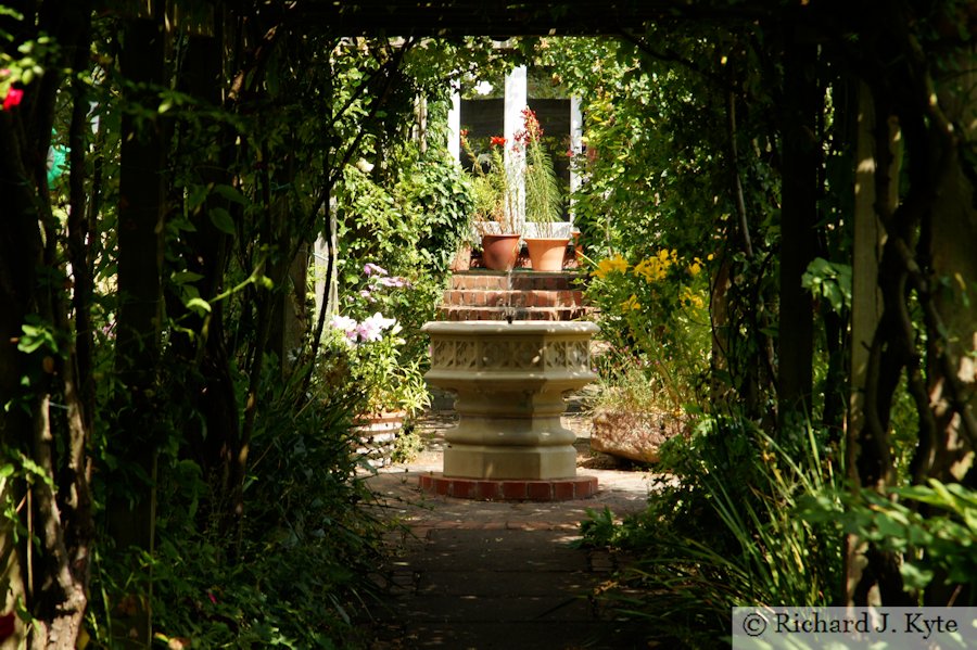 Fountain, Garden 2 : Lansdowne House, Fladbury Walkabout 2017