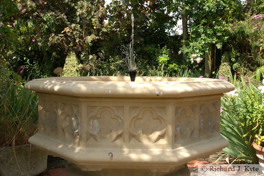 Fountain, Garden 2 : Lansdowne House, Fladbury Walkabout 2017