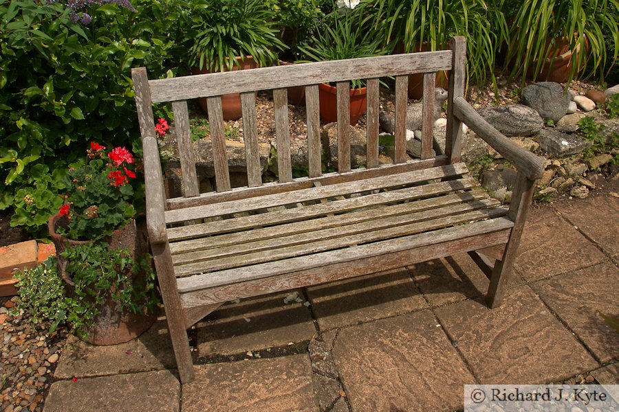 Bench, Garden 17 : Valentine Cottage, Fladbury Walkabout 2017