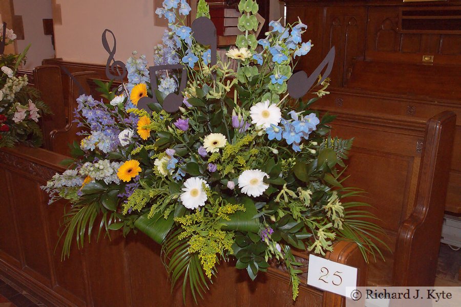 Flower Arrangement 25 : Barber Shop Singers, Fladbury Walkabout 2017