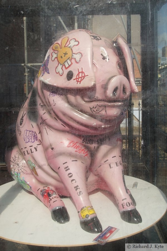 Pig 4b : "Tattoo", Henson Pig Trail 2017, Gloucestershire