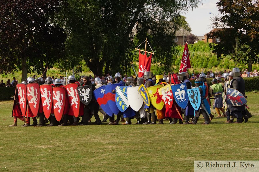 Battle of Evesham 2018 Re-enactment : De Montfort's army forms into an arrowhead formation