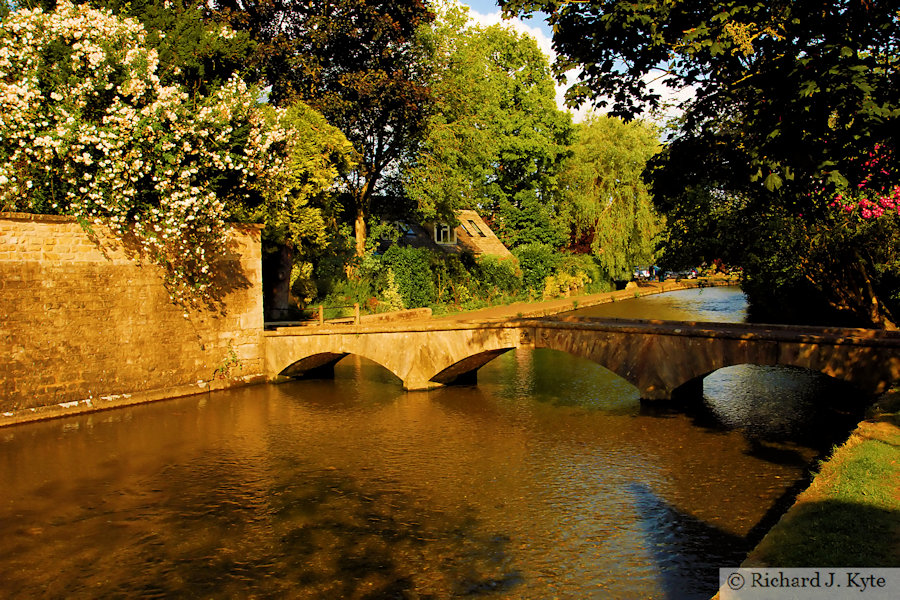 Bridge, River Windrush, Bourton-on-the-Water, Cotswolds, Gloucestershire 