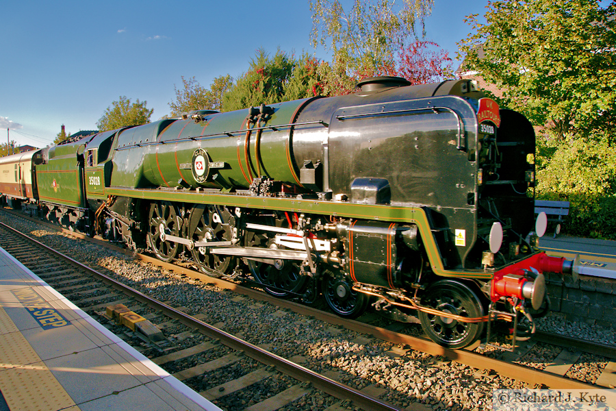 SR Merchant Navy class 35028 "Clan Line" passes through Evesham with the Up "Worcester Pullman" Tour (Service 1Z84) 