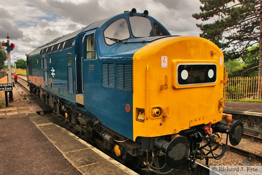 Class 37 Diesel no. 37215 runs round at Broadway, Gloucestershire Warwickshire Railway