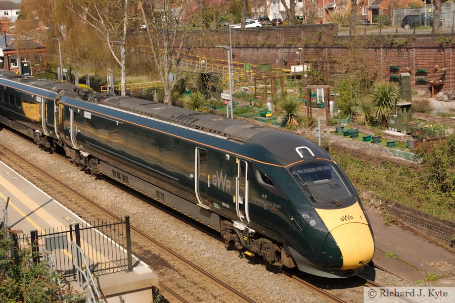GWR Class 800 no. 800025 "Captain Sir Tom Moore" at Evesham with service 1P21 to London Paddington