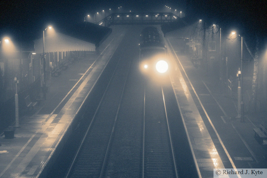 Class 165 DMU no. 165124 arrives at Evesham in Fog with service 5E16 from Moreton-in-the-Marsh