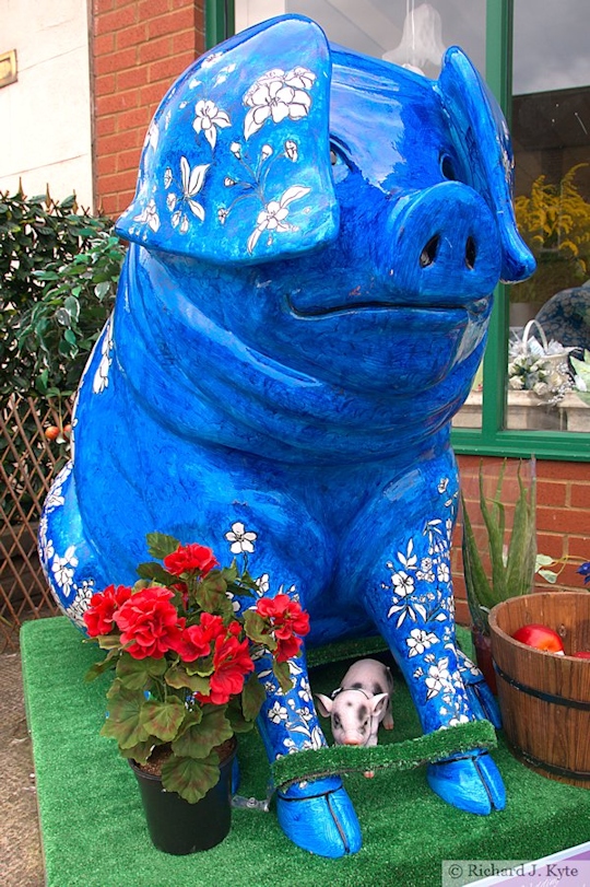 Pig 5 : "Orchard Henson", Henson Pig Trail 2017, Gloucestershire