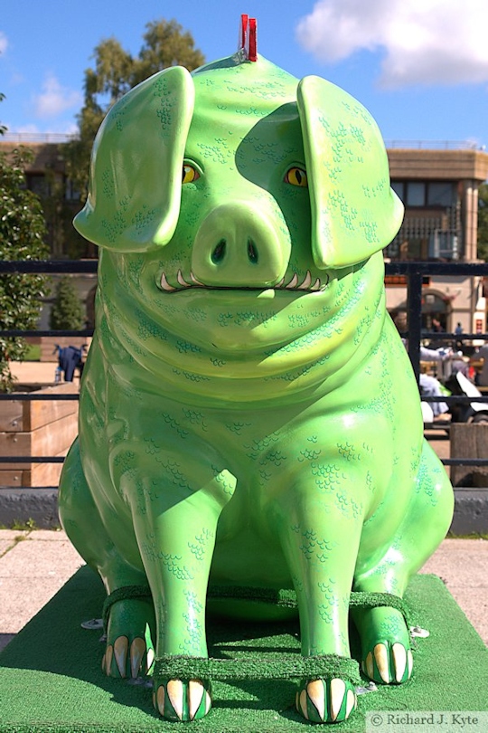 Pig 7 : "Jurassic Pork", Henson Pig Trail 2017, Gloucestershire