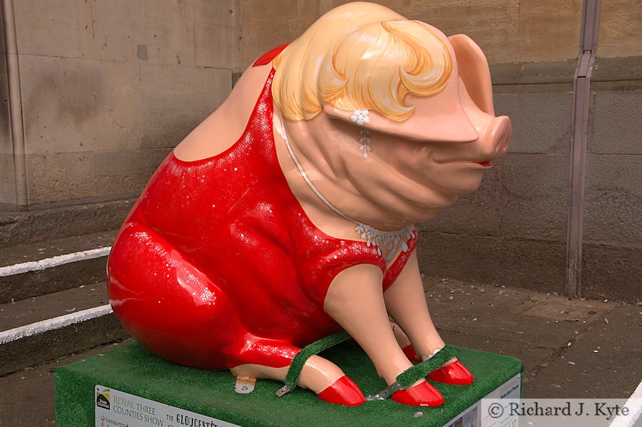 Pig 17 : "Dame Janet Trotter", Henson Pig Trail 2017, Gloucestershire