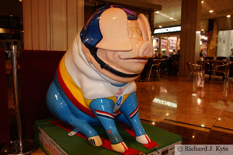 Pig 21 : "Piggy the Eagle", Henson Pig Trail 2017, Gloucestershire
