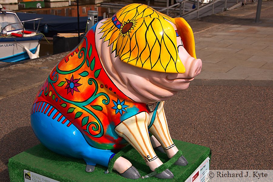Pig 24 : "Hippy Piggy", Henson Pig Trail 2017, Gloucestershire