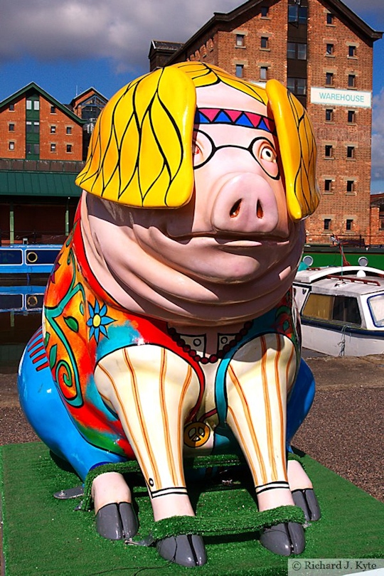 Pig 24 : "Hippy Piggy", Henson Pig Trail 2017, Gloucestershire