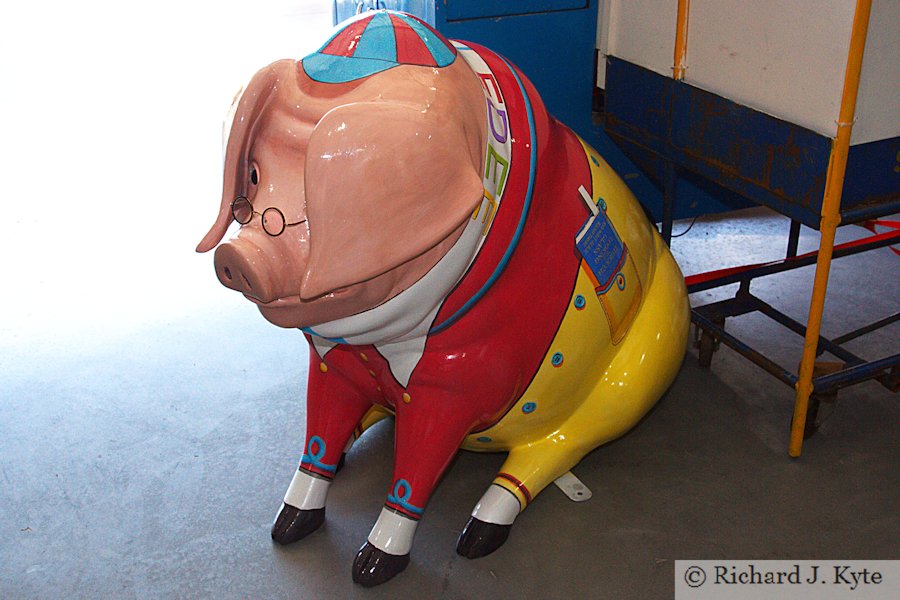 Pig 34 : "Tweedledee", Henson Pig Trail 2017, Gloucestershire