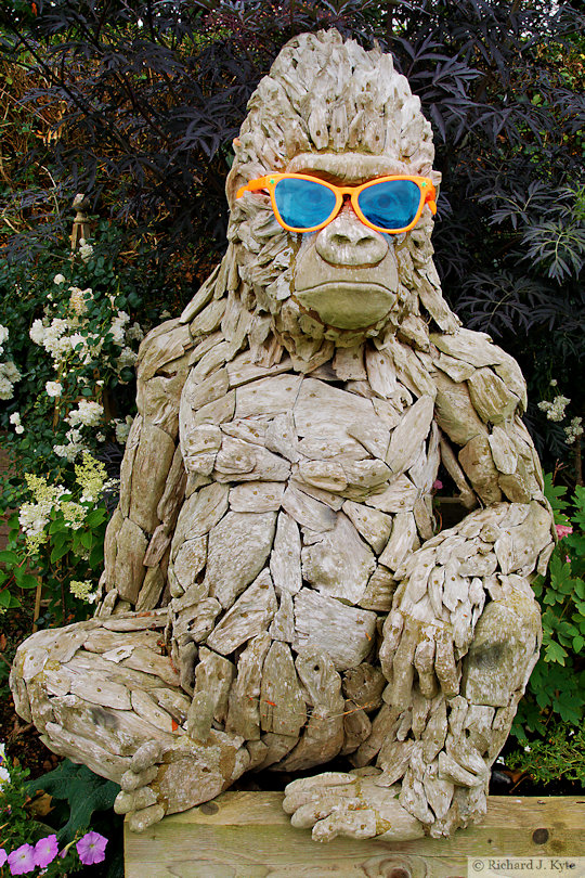 Gorilla Sculpture, Garden 20: "Weir House", Fladbury Walkabout 2026